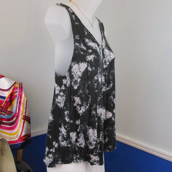 Mudd Black and White Tie Dye Relaxed Fit Tank - Picture 4 of 11
